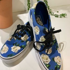 VANS Blue Era Romantic Floral Lapis/White Roses Size 6, color: Blue